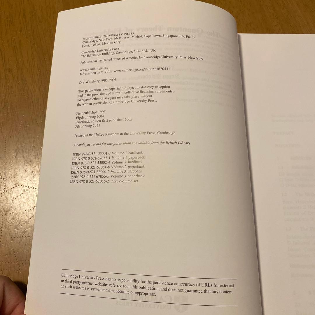 洋書 THE QUANTUM THEORY OF FIELDS Volume 1