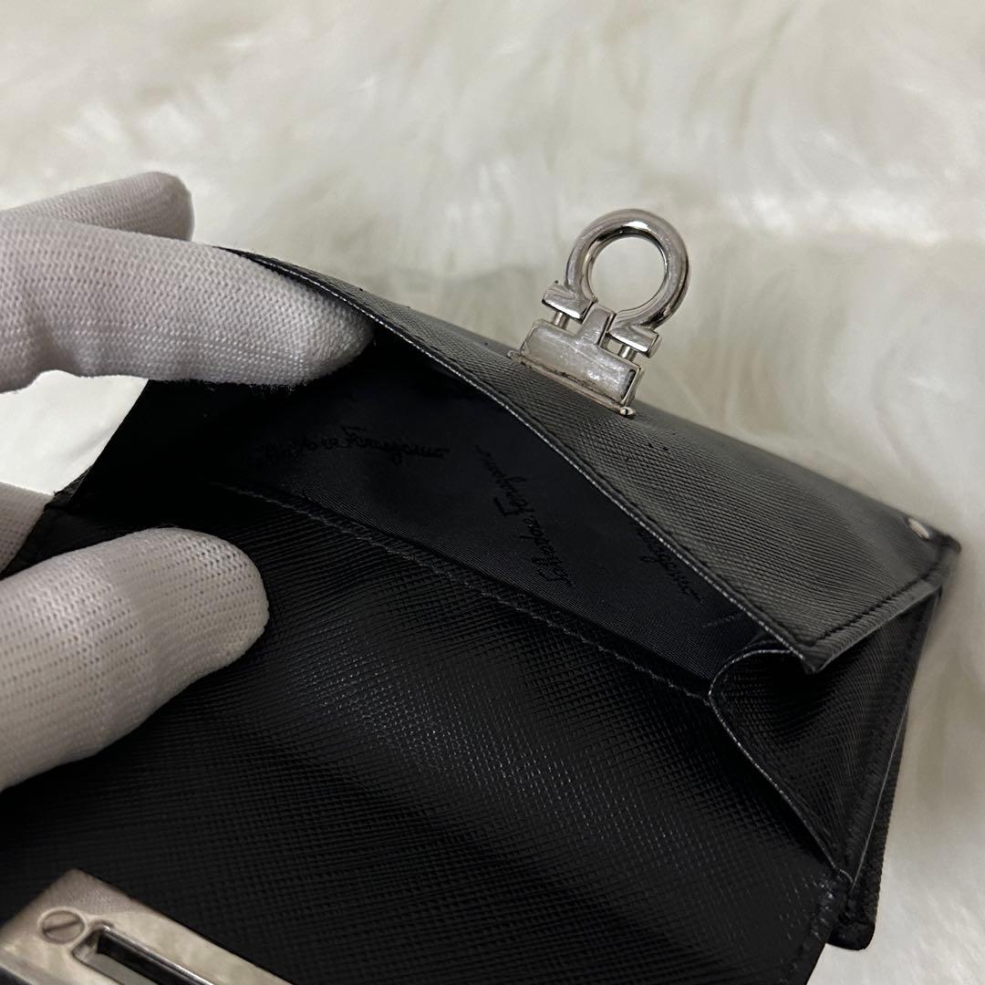 【美品】 Ferragamo レザー 二つ折り財布 ガンチーニ ブラック 黒