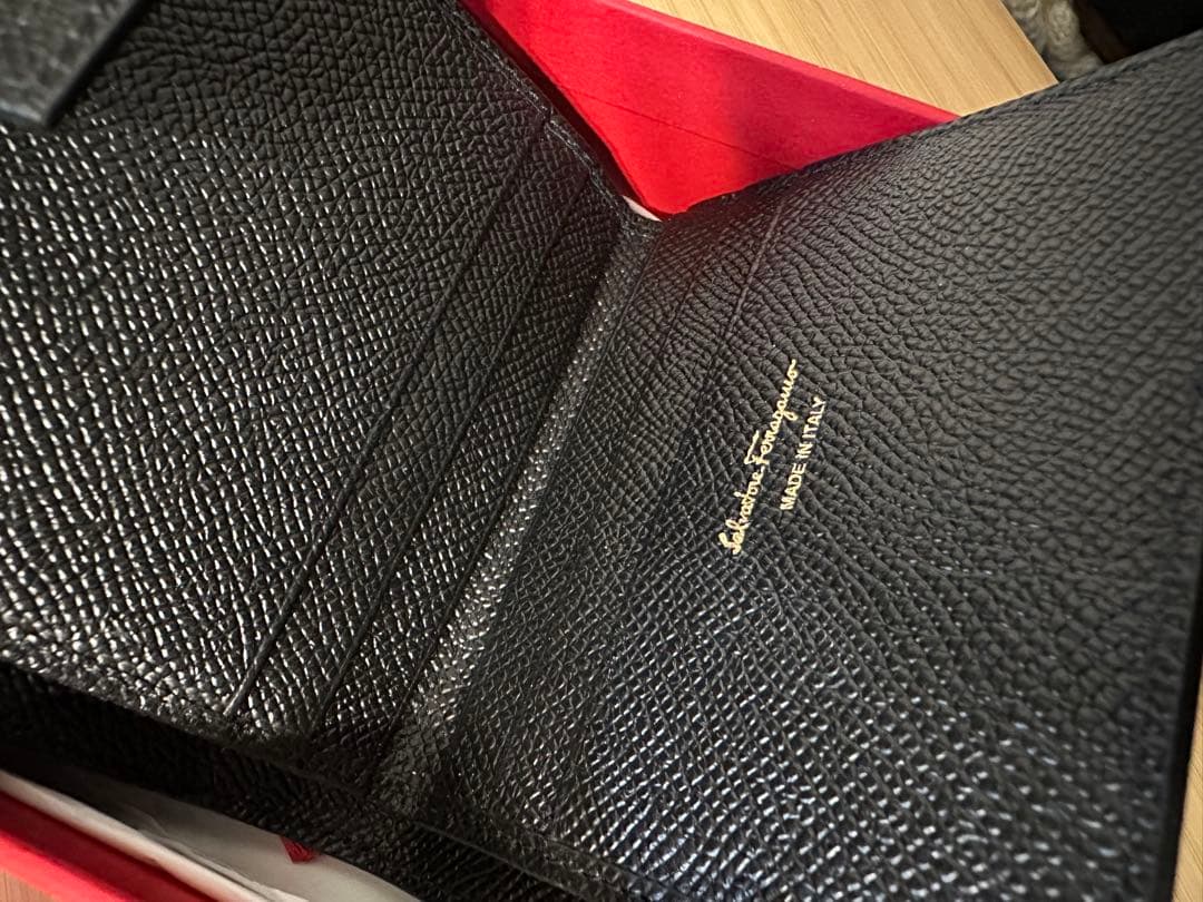 【日本限定】Ferragamo リボン付き 黒レザー 二つ折り財布