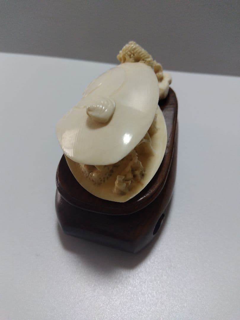 中国っぽい貝デザイン 彫刻 工芸品 置物 台座付き