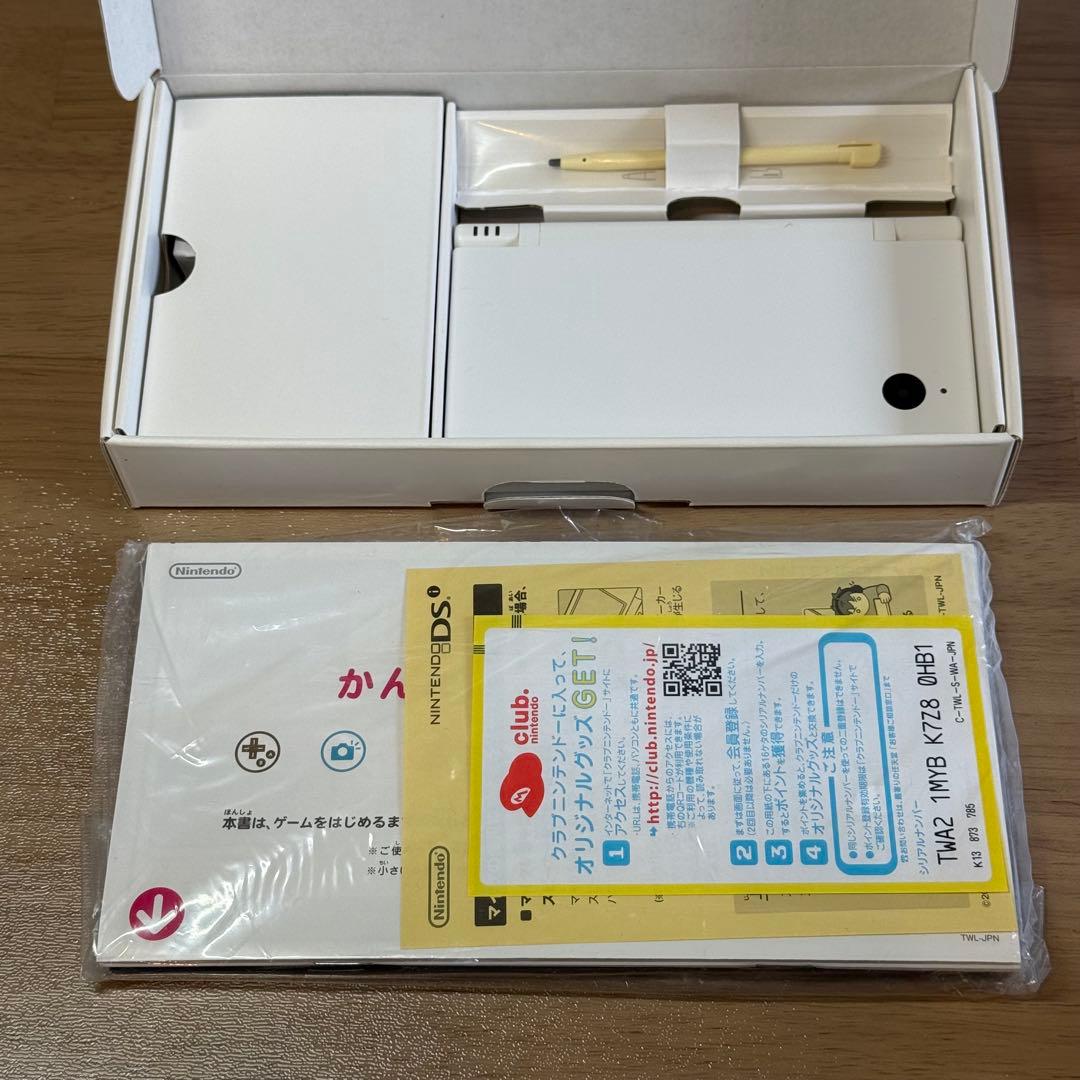 4-055【ほぼ未使用】ニンテンドーDSi ホワイト 箱付き