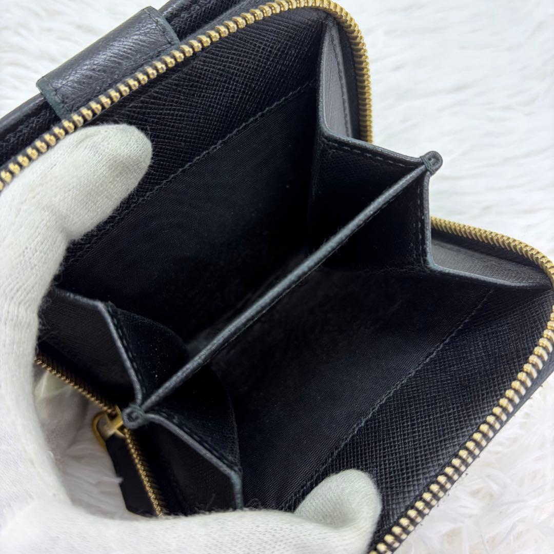 美品✨プラダ 二つ折り財布 レザー サフィアーノ 金ロゴ 三角ロゴ 黒
