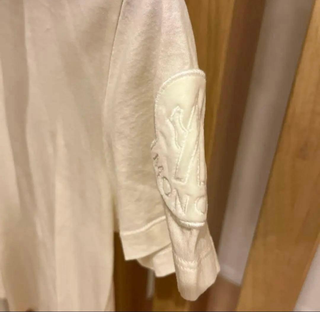 モンクレール　白Tシャツ　袖ワッペン