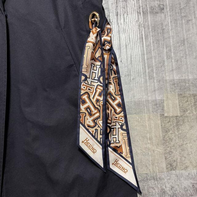 【2023/13.2万円】　HERNO　撥水シルクスカーフ付スリーブレスコート