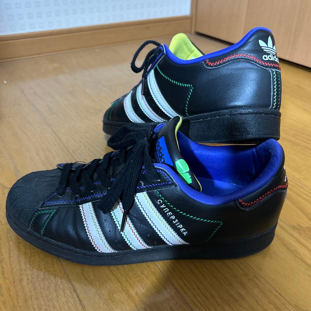 KSENIASCHNAIDER × adidas Superstar黒 コラボ
