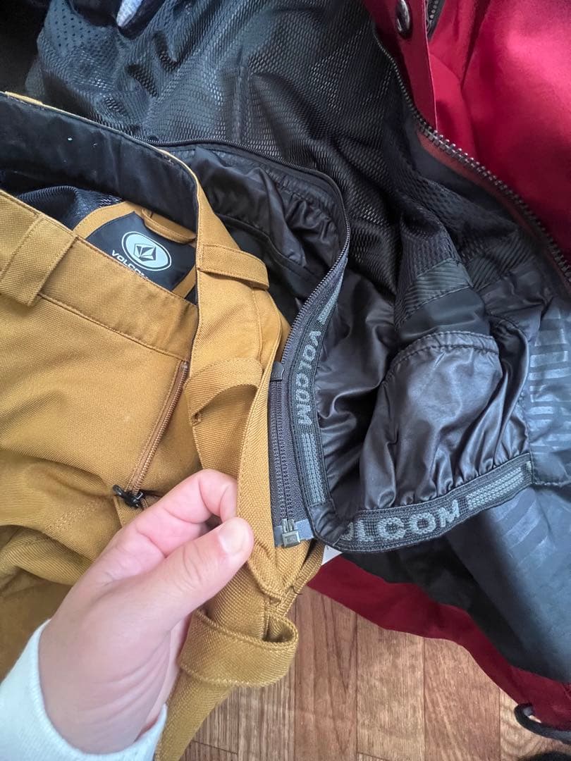 Volcom スノーボードウェア　Sサイズ 赤ジャケット黄パンツGORE-TEX
