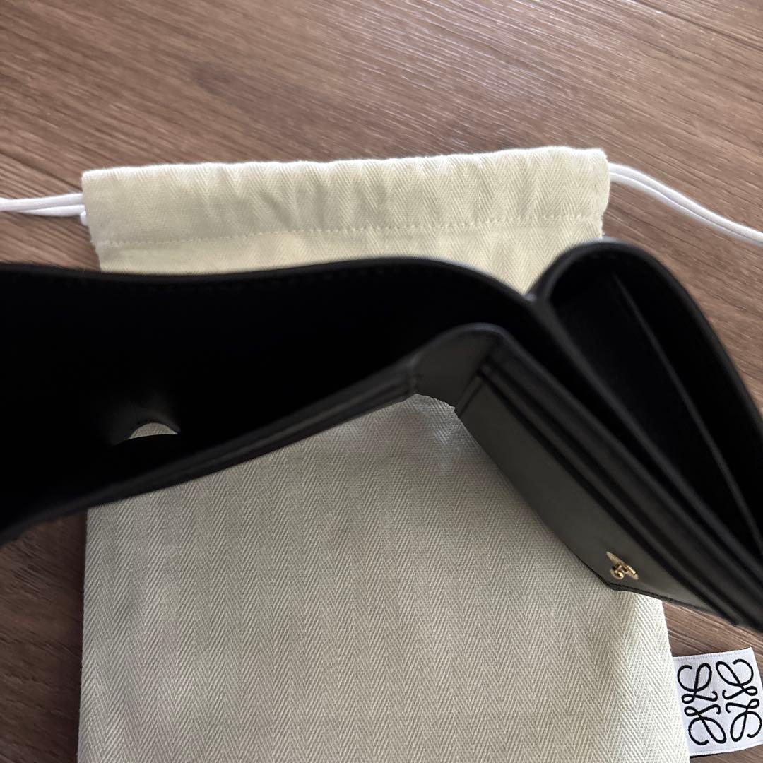 LOEWE アナグラム トライフォールド ウォレット　ペブルグレインカーフ