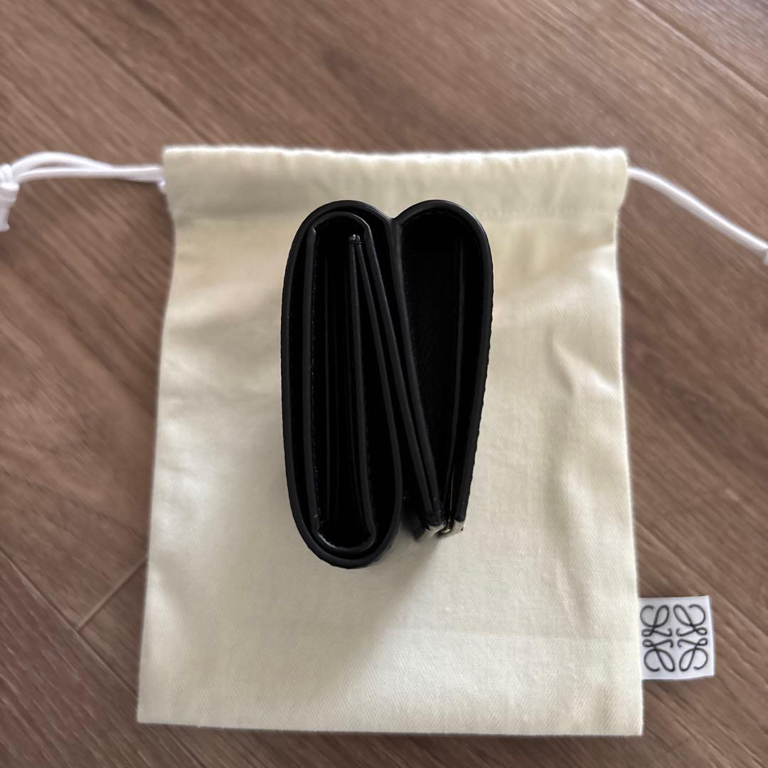 LOEWE アナグラム トライフォールド ウォレット　ペブルグレインカーフ