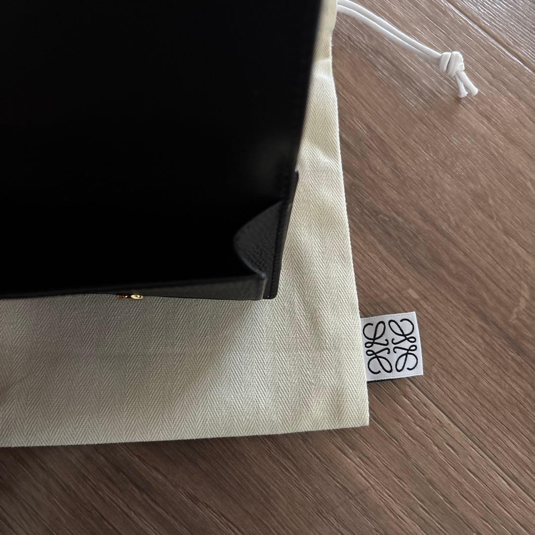 LOEWE アナグラム トライフォールド ウォレット　ペブルグレインカーフ