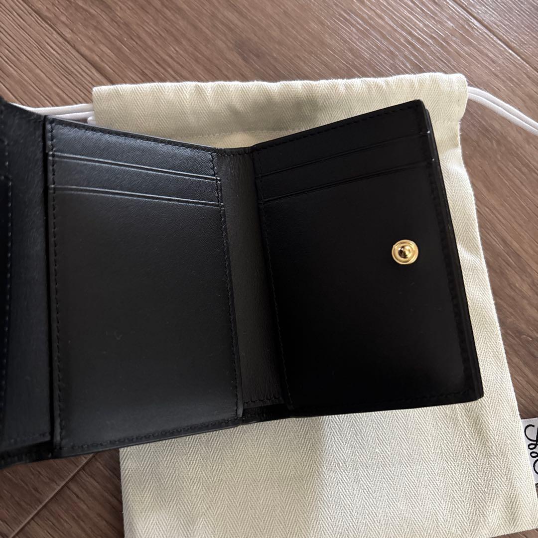 LOEWE アナグラム トライフォールド ウォレット　ペブルグレインカーフ