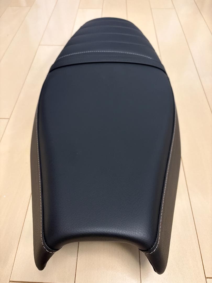トライアンフ スピードツイン９００ 純正シート（２０２５年型モデル）