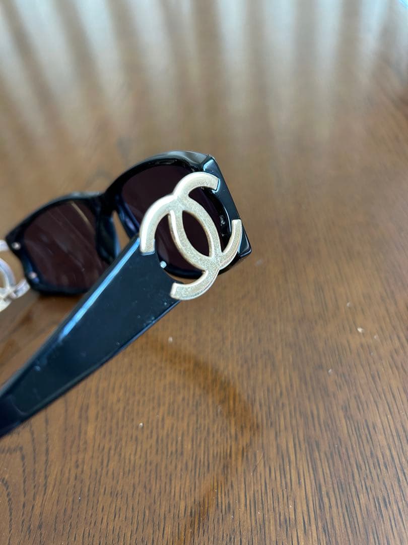Chanel ロゴ付きサングラス ブラック