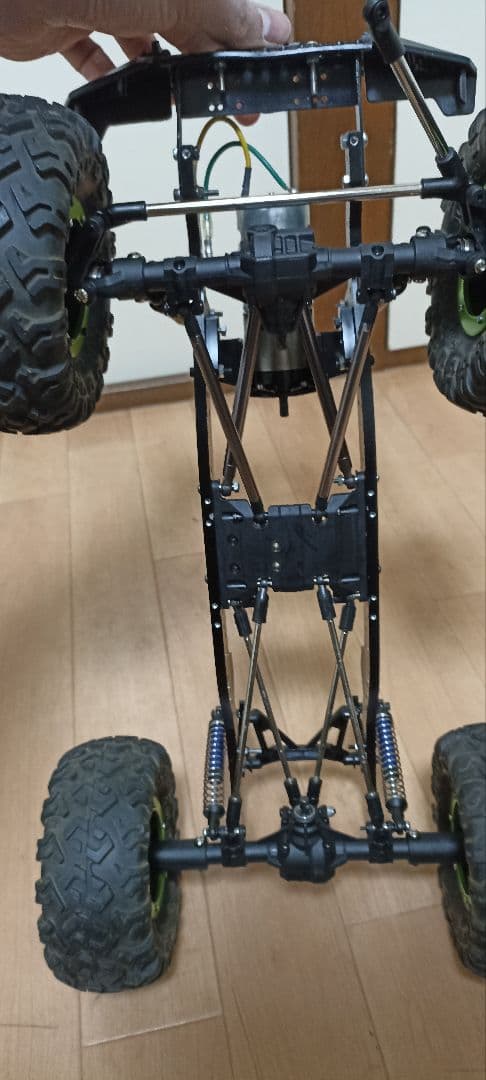 1/10 RCクローラーシャーシと各種パーツ。