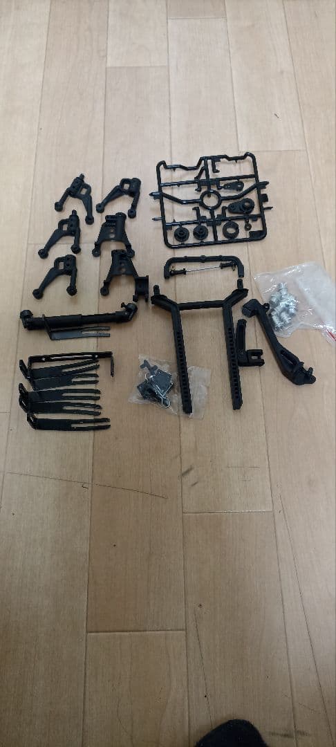 1/10 RCクローラーシャーシと各種パーツ。
