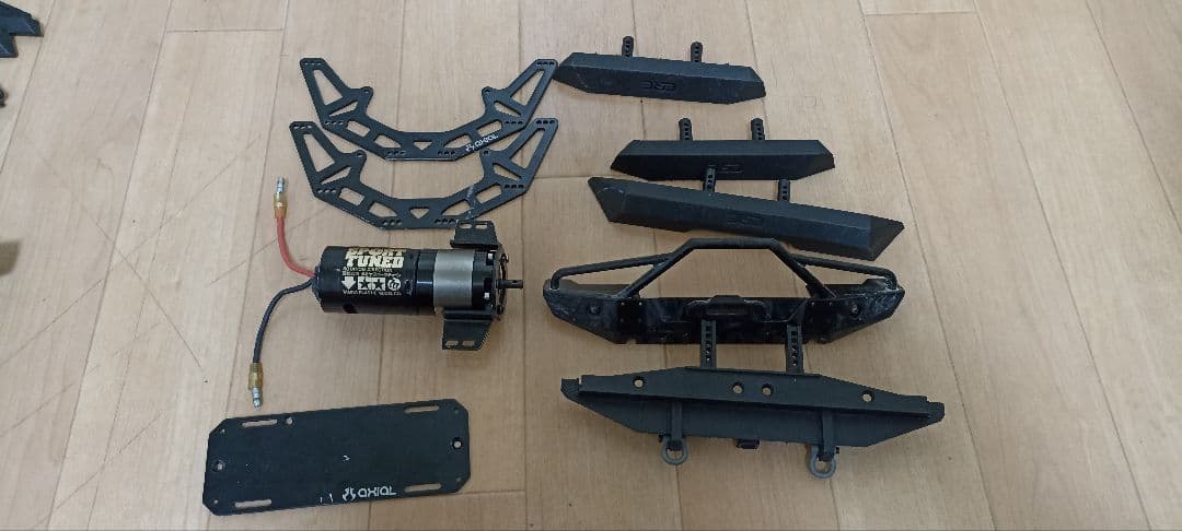 1/10 RCクローラーシャーシと各種パーツ。