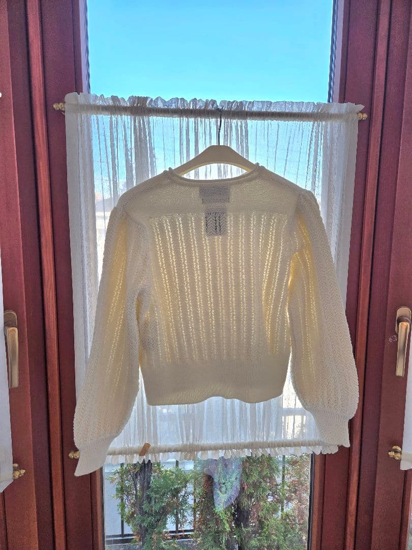 ミュベール。押し花で作られたボタンのアイボリー ニットカーディガン