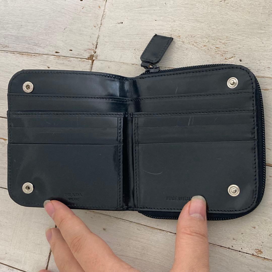 PRADA プラダ 折り財布 エナメル ラウンドジップ 型押しロゴ ブラック
