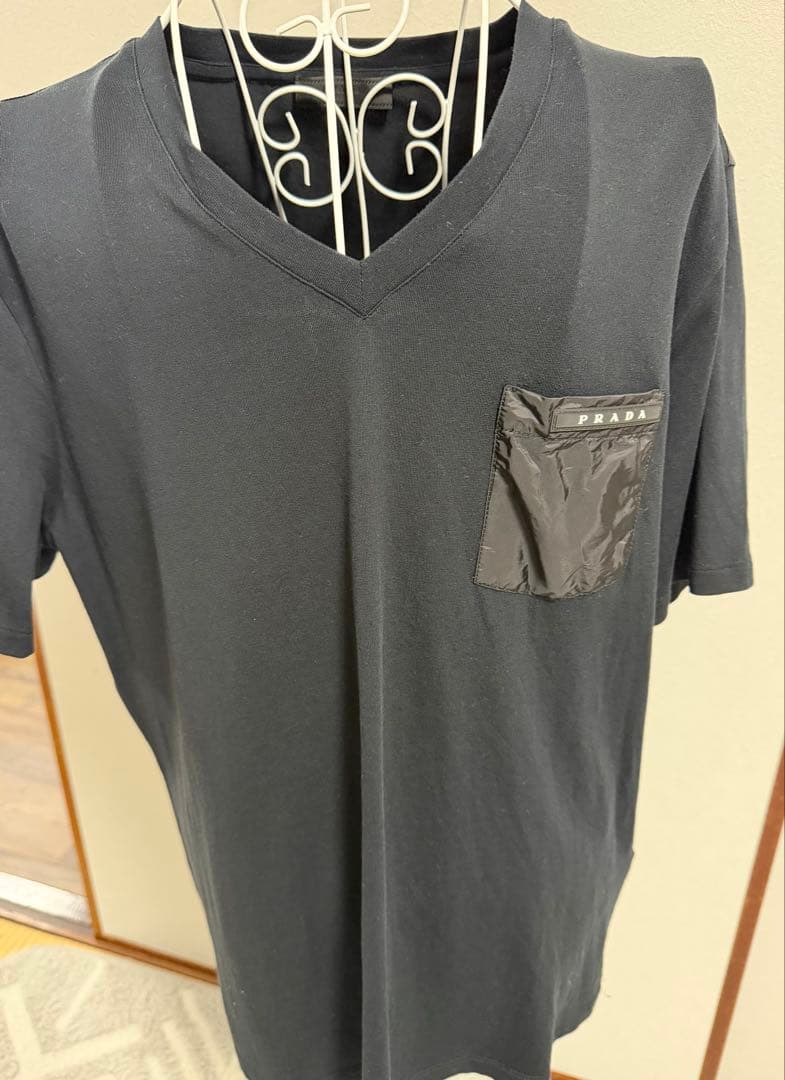 PRADA ブラック Vネック Tシャツ