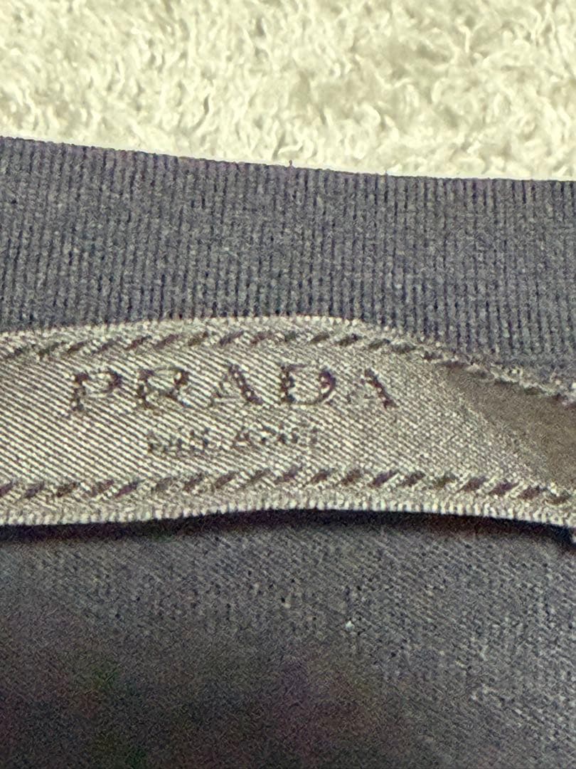 PRADA ブラック Vネック Tシャツ