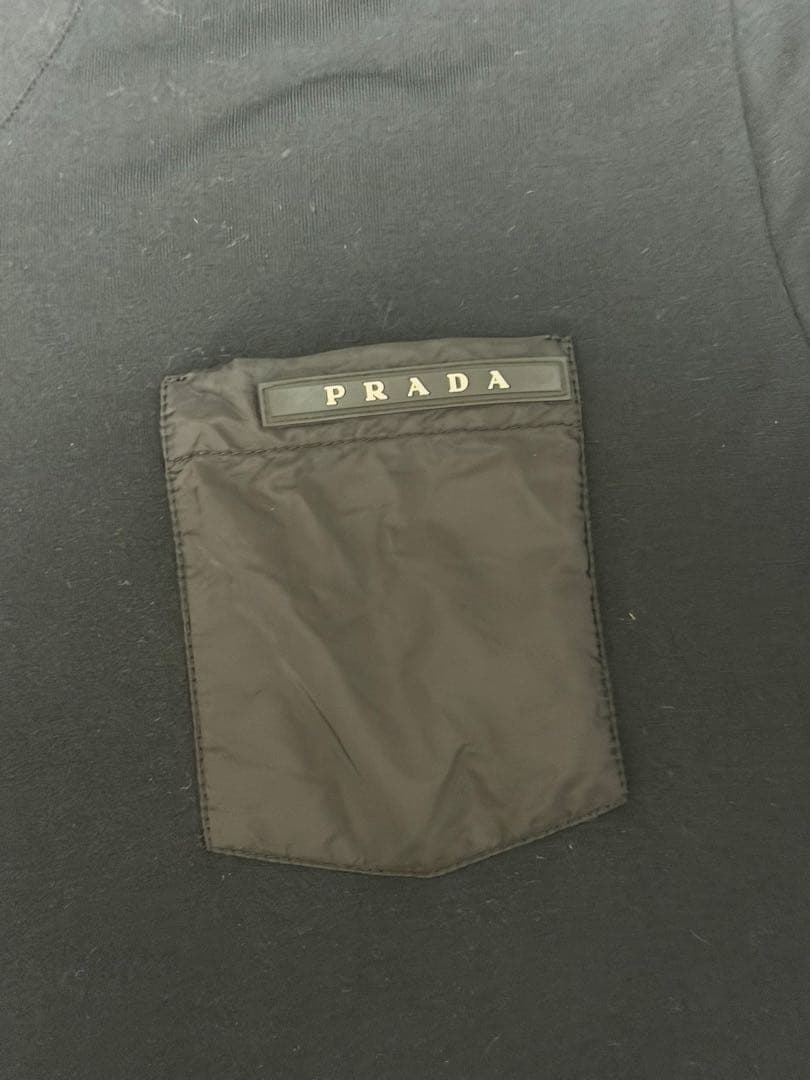 PRADA ブラック Vネック Tシャツ