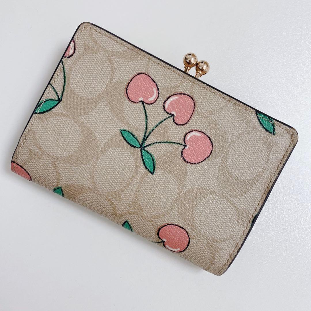 【大人気！】COACHコーチ★二つ折り財布★キスロック★ハートチェリープリント