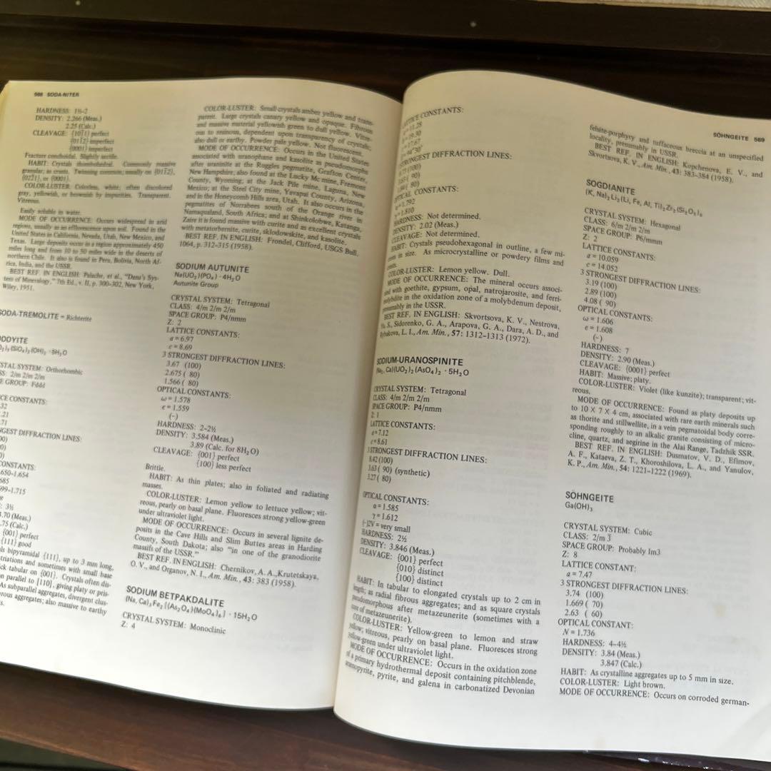 洋書 encylopedia of minerals