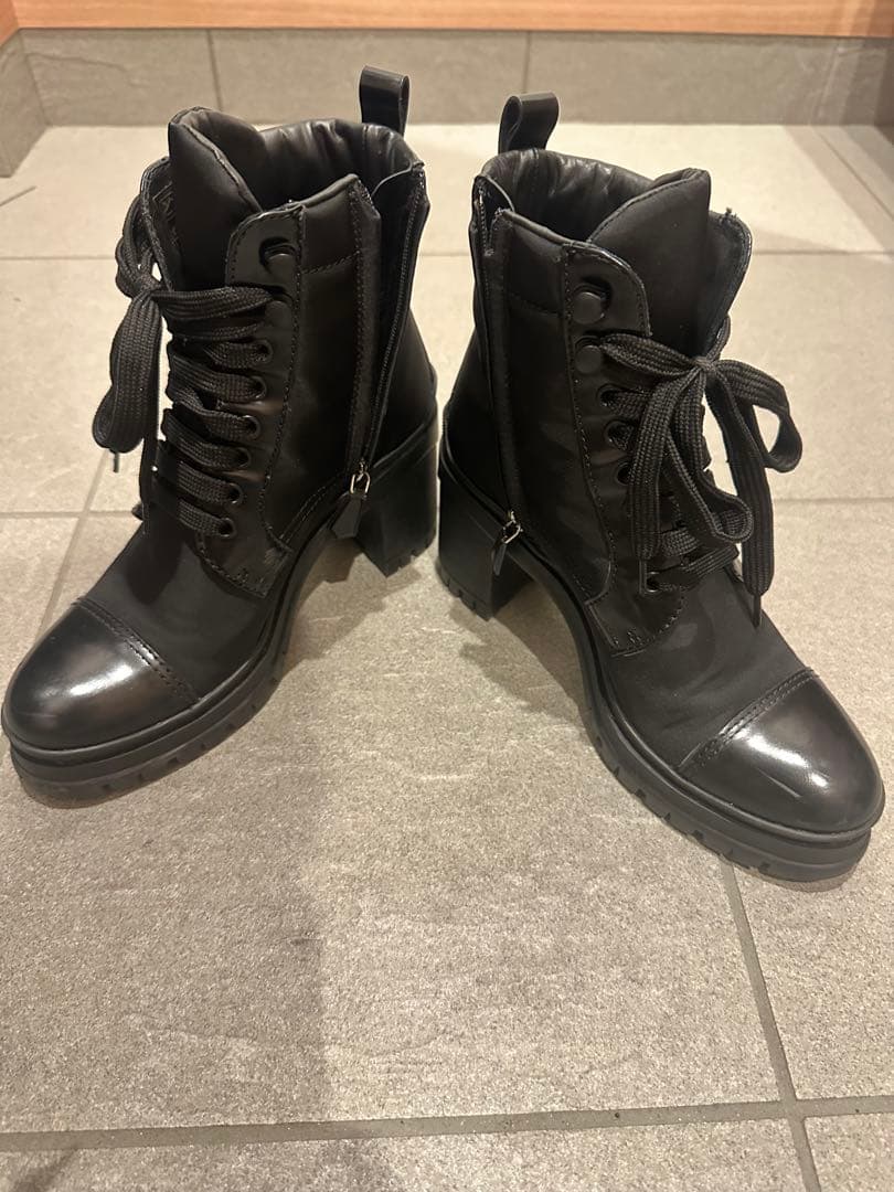 PRADA ブラッシュドレザーメナイロンレースアップブーティー