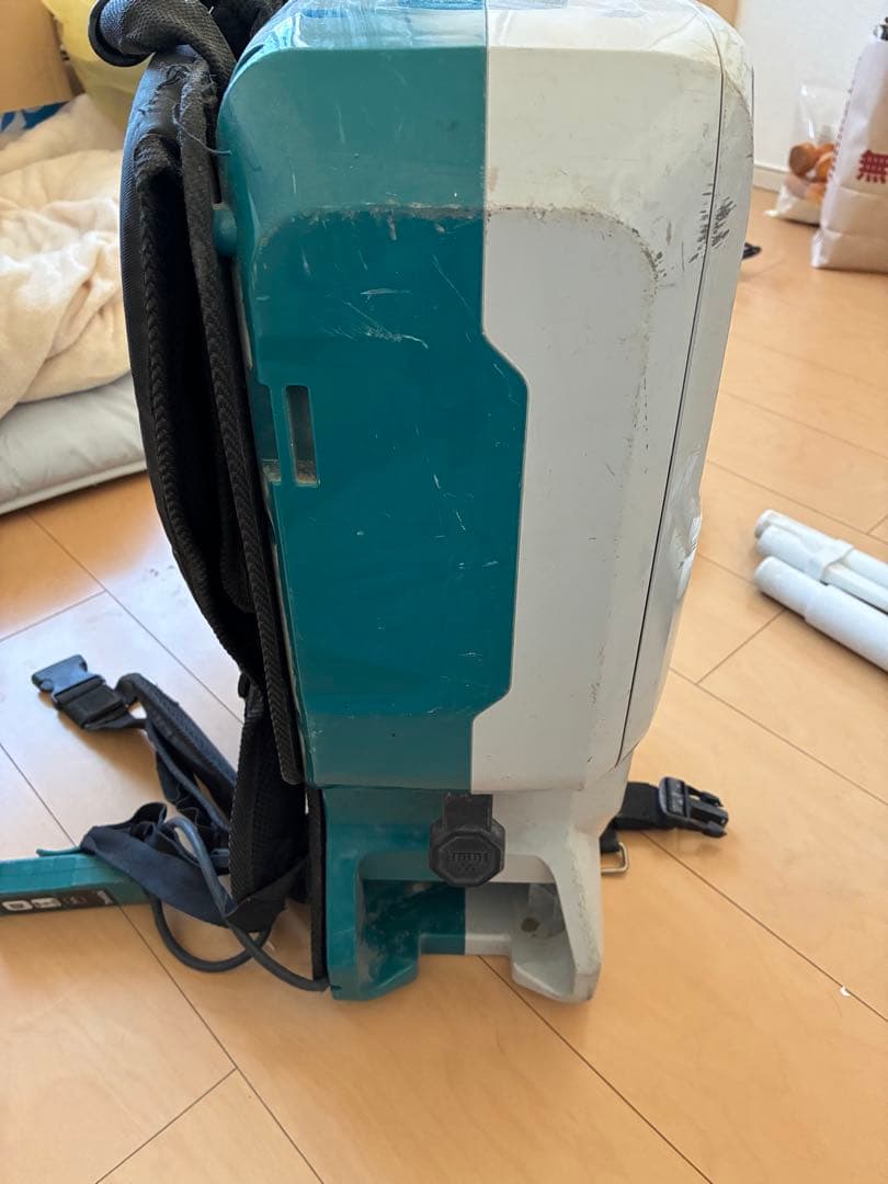 MAKITA マキタ　掃除機　本体のみ(集塵袋付き)