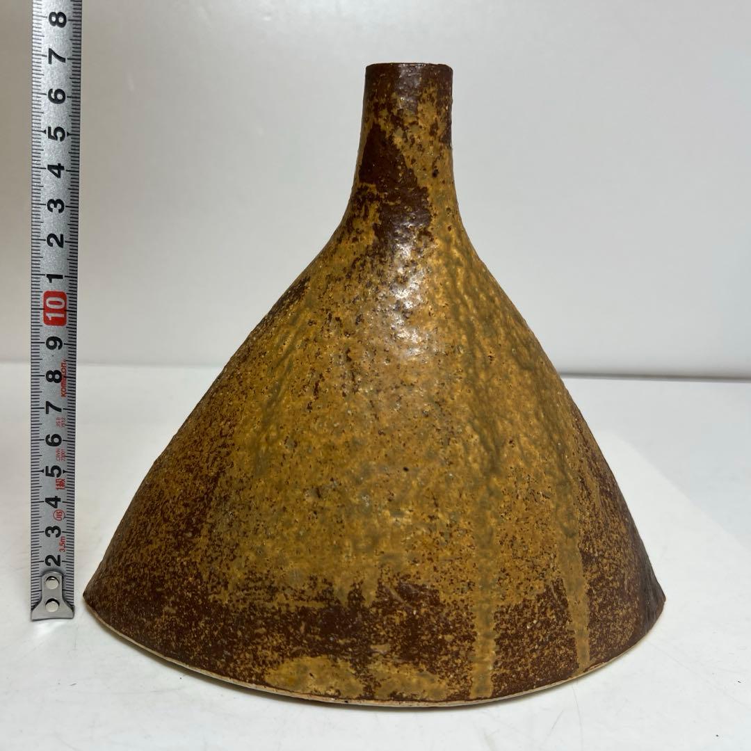 能倉順吉作　伊羅保壺　高さ約17.8㎝　共箱　東さ8-0126③