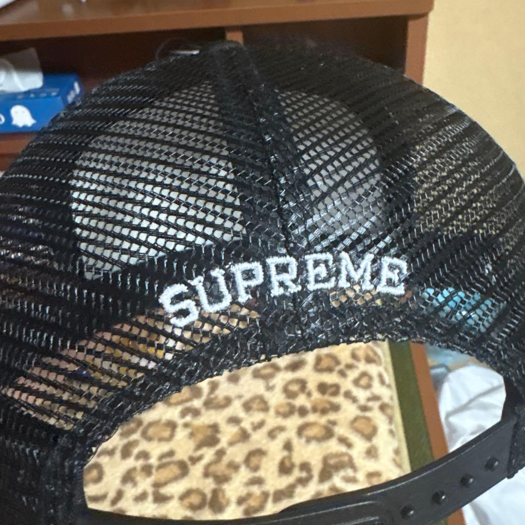 Supreme メッシュキャップ 黒色 女性シルエット