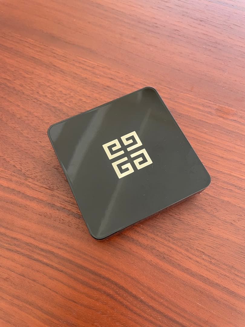 Givenchy Le Soin Noir 化粧下地 4g