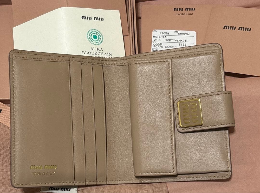 にこち！miu miu ピンクベージュ レザー 二つ折り財布