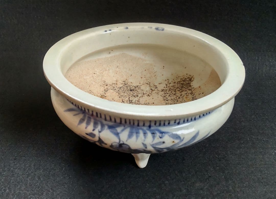 染付　三脚　香炉　草花文