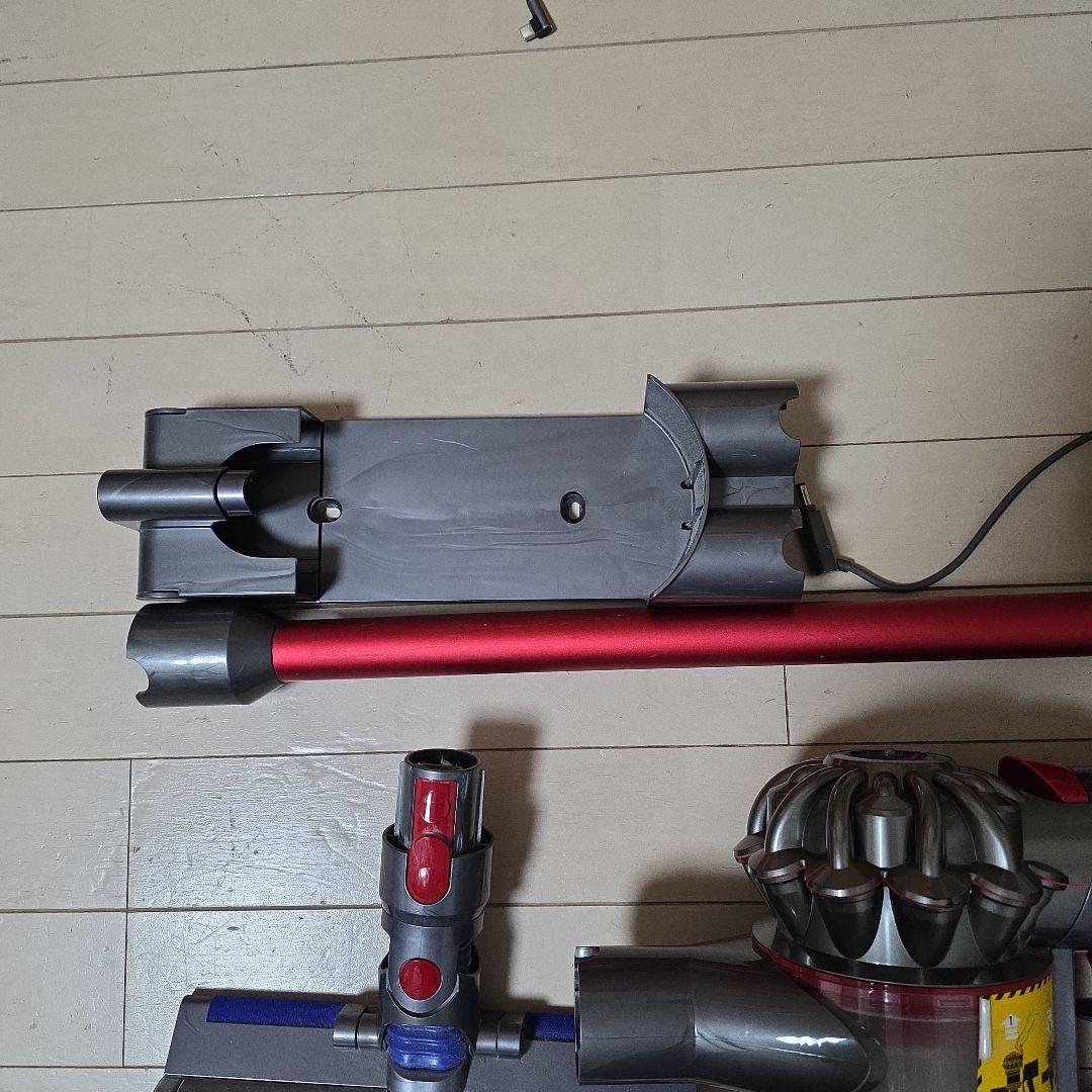 dyson v8 slim fluffy+ 本体とアタッチメント　ジャンク品