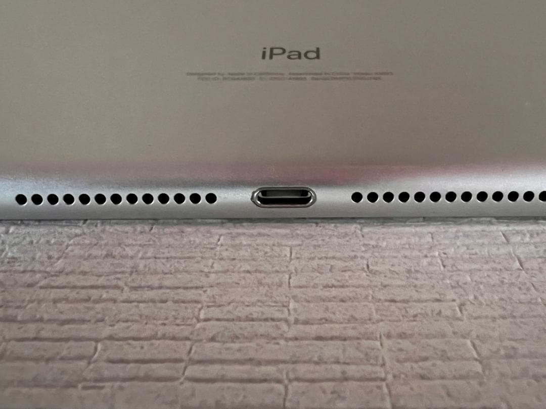 きれい Apple iPad シルバー Wi-Fiモデル 第6世代 A1893