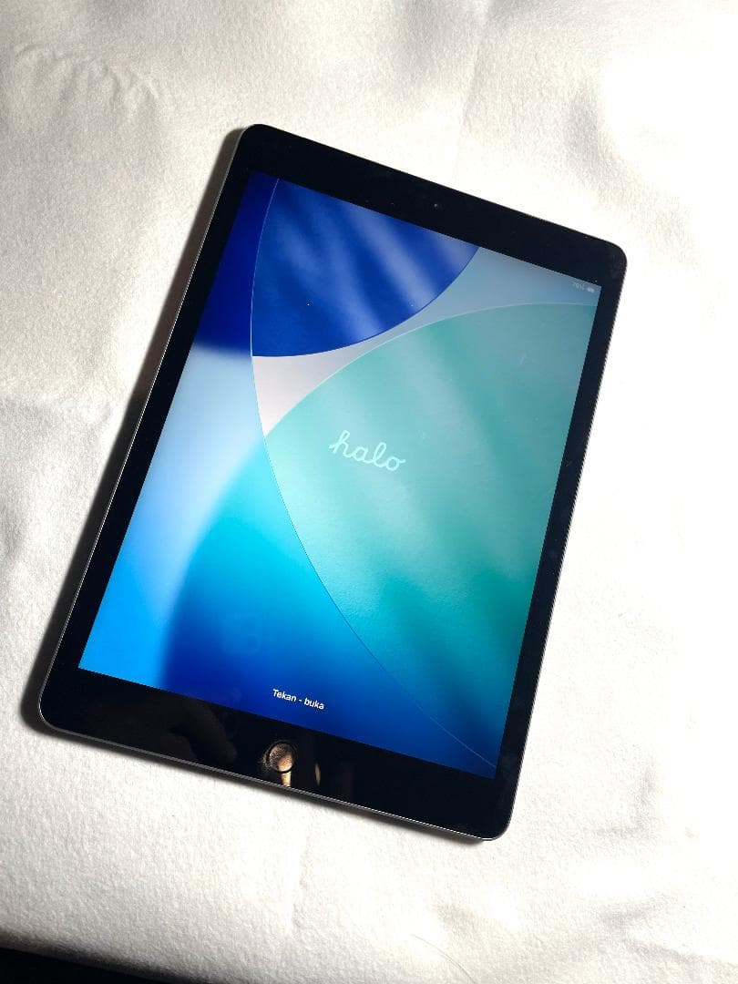iPad 第8世代 32GB WI-fi+Cellularモデル スペースグレー