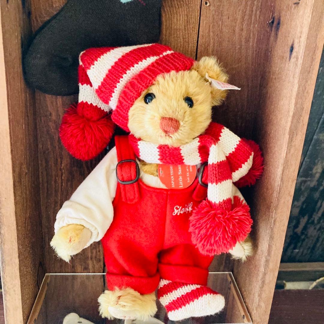 シュタイフ（Steiff）社製のテディベア。Little Santa 2004製