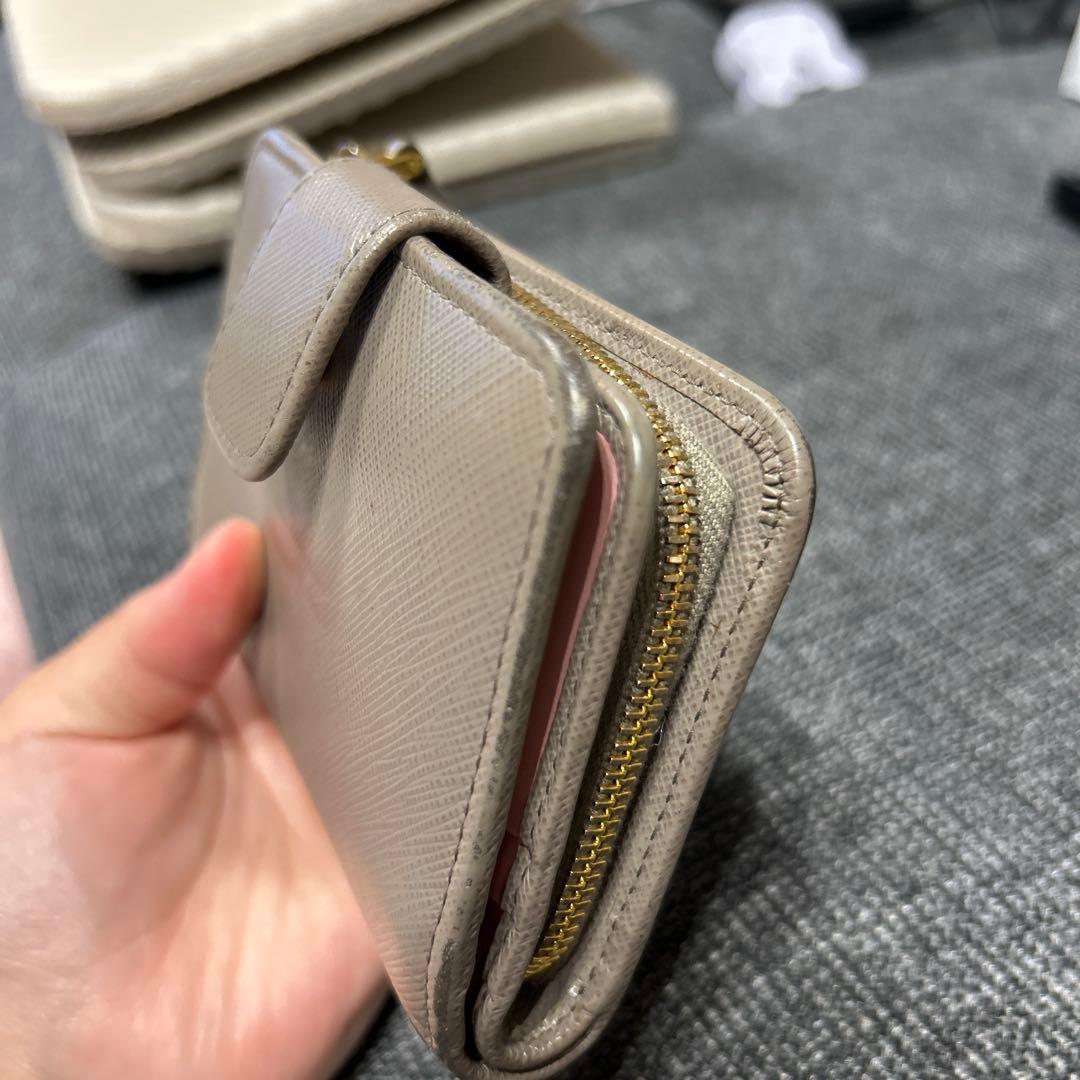 PRADA リボン付き二つ折り財布 グレー
