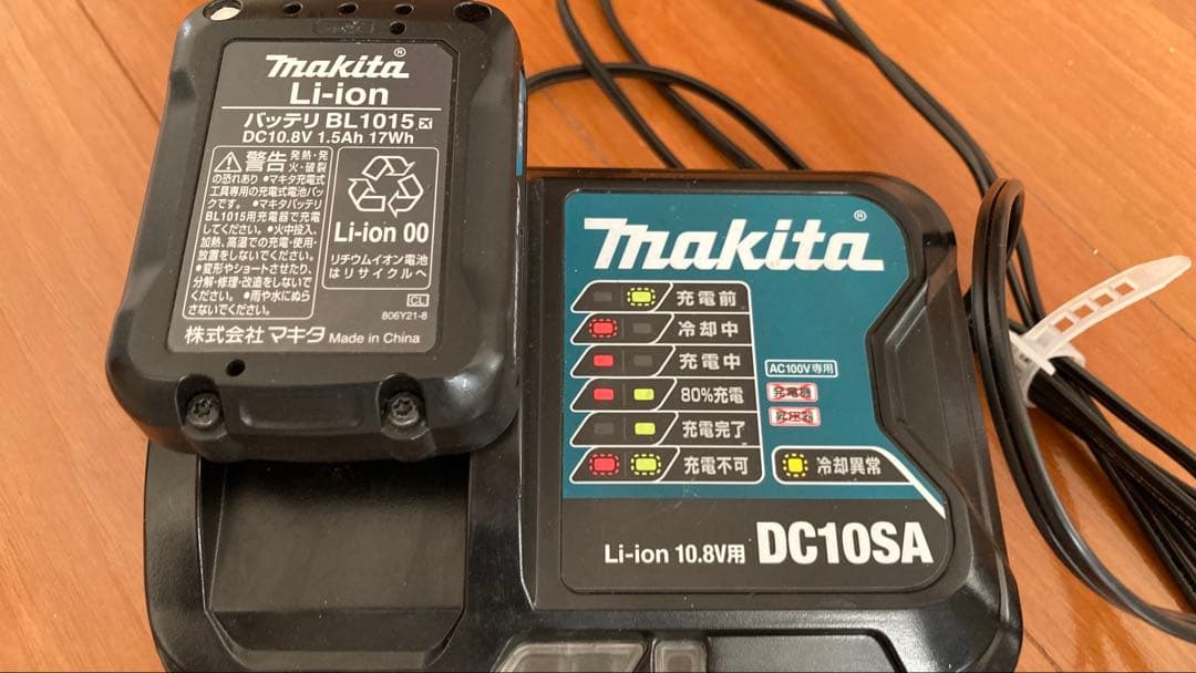 Makita スティッククリーナー CL108FD バッテリー、充電器付き