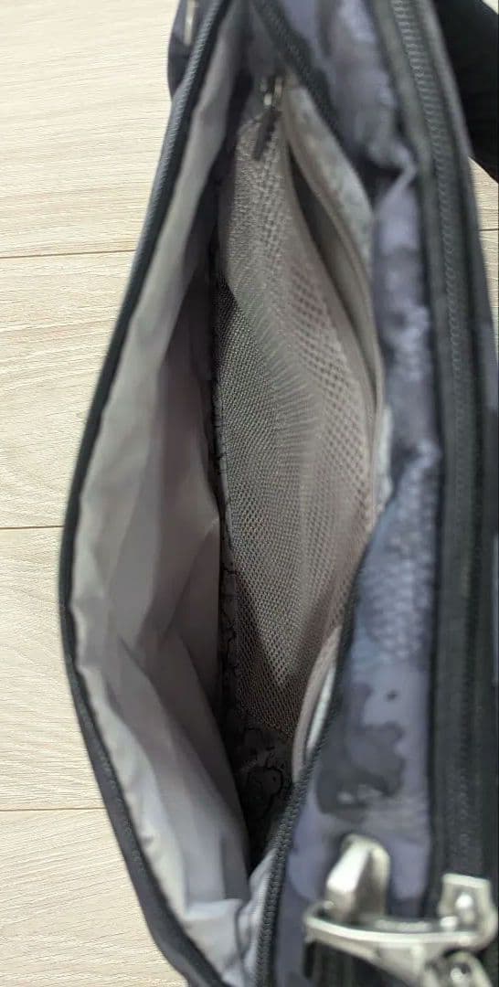 希! Pacsafe Vibe150 スリングバッグ 防犯 カモ柄
