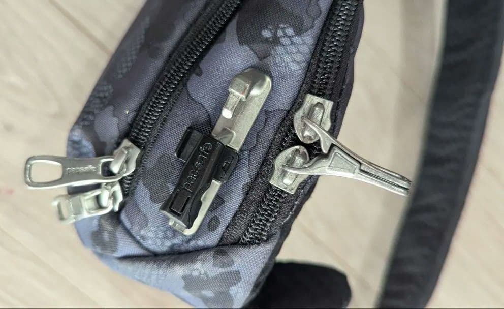 希! Pacsafe Vibe150 スリングバッグ 防犯 カモ柄