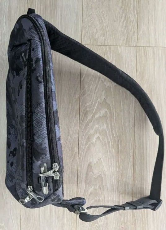 希! Pacsafe Vibe150 スリングバッグ 防犯 カモ柄