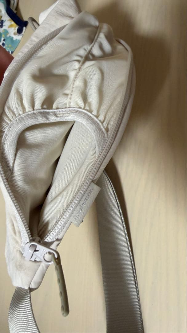Lululemon ホワイト カーブクロスボディバッグ3L