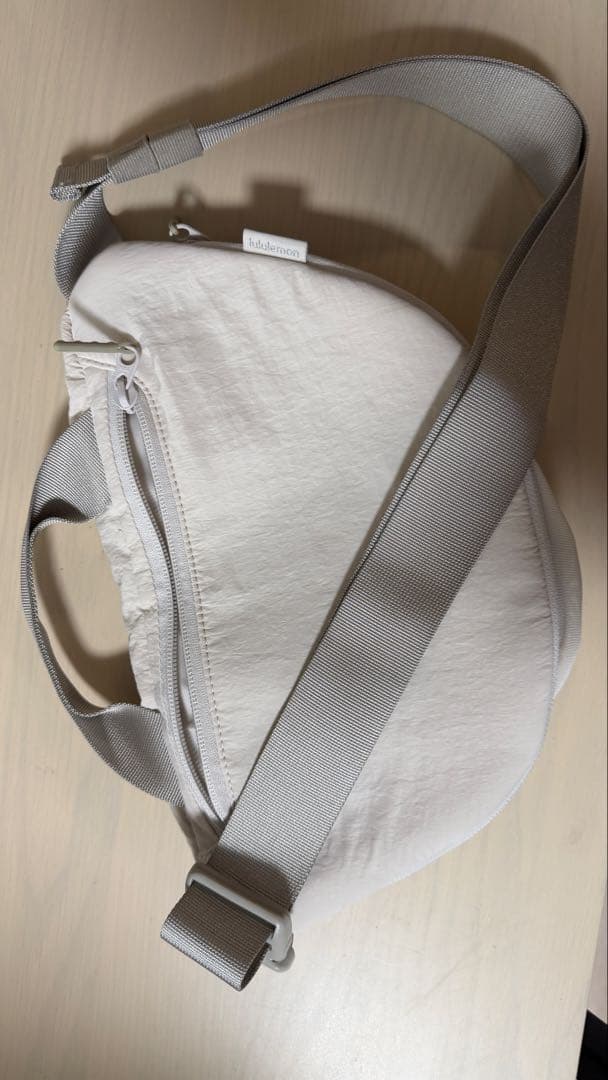 Lululemon ホワイト カーブクロスボディバッグ3L