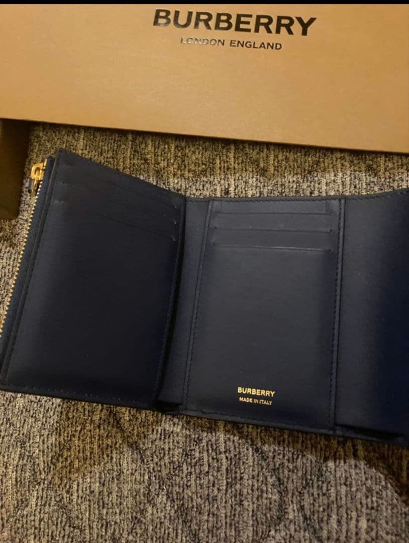 わ*中様 美品　BURBERRY　グレイニーレザー TBウォレット　１週間の使用