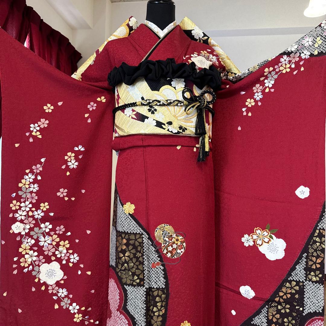 振袖フルセット　えんじ色/黒に絞りの入った桜柄の格調高いお振袖　正絹