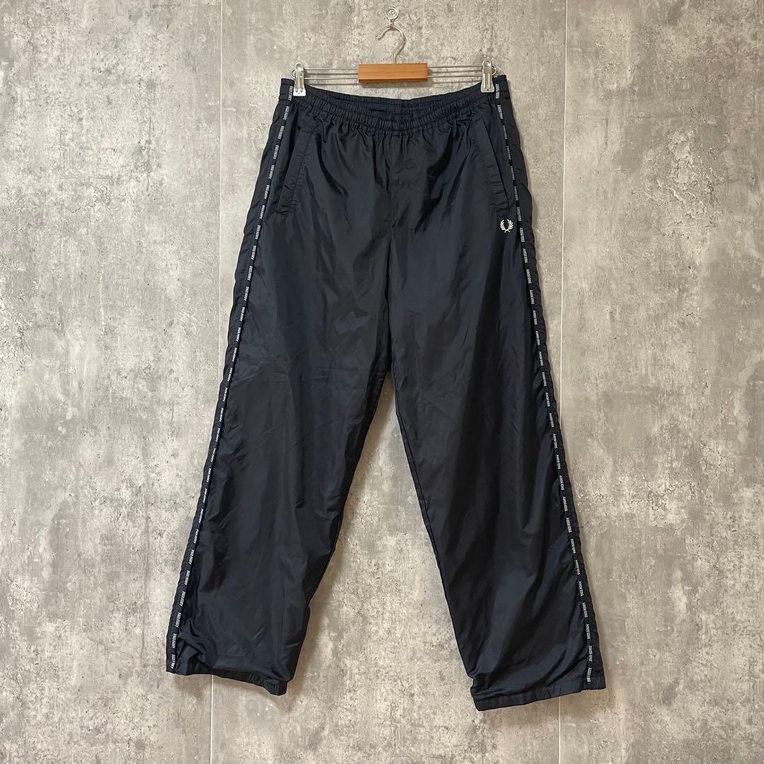 【FRED PERRY】刺繍ロゴ サイドライン ナイロンパンツ L