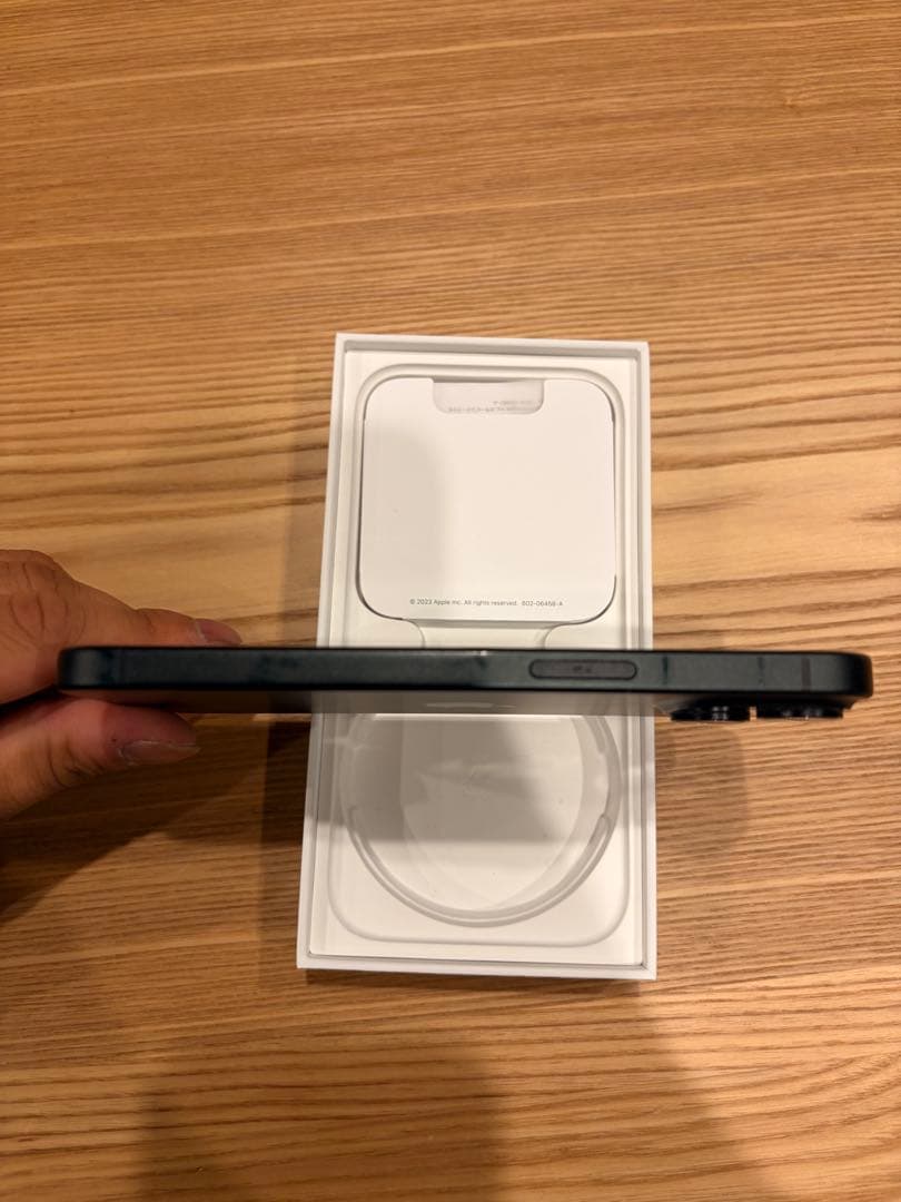 トンボ　iPhone15 128GB ブラック　Apple Store