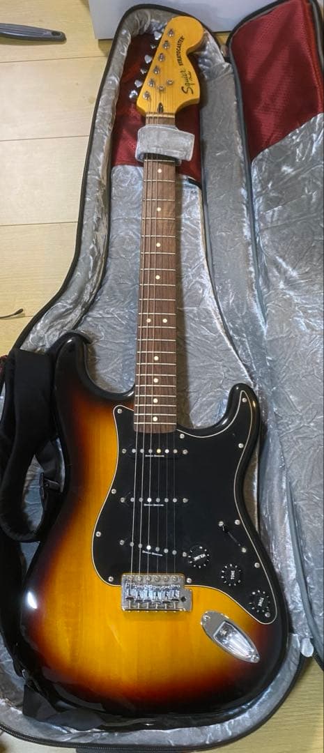 騎*谷様 【Squier Stratocaster エレキギター ケース付き】