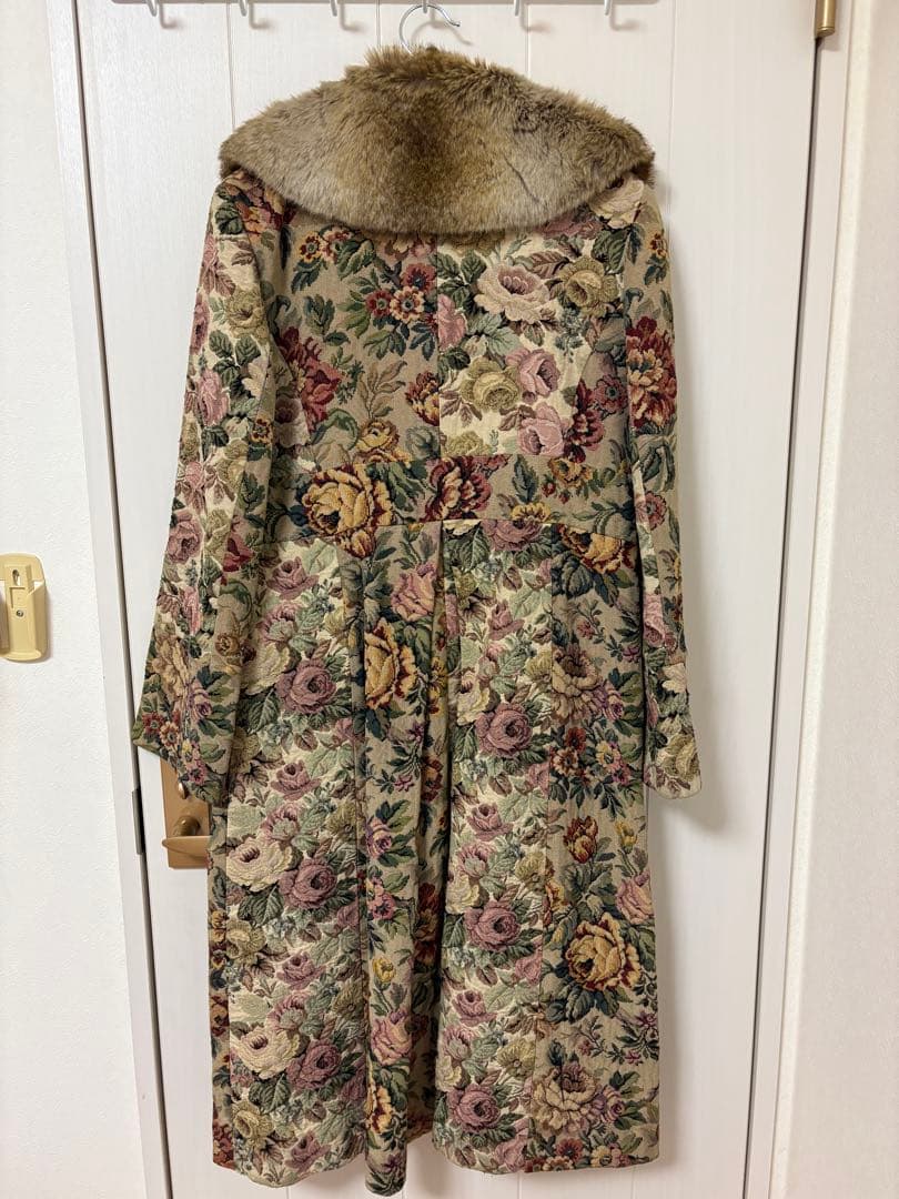 Jane Marple Dans Le Salonゴブラン織ファー付ロングコート
